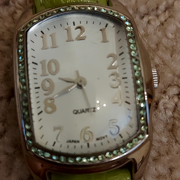 Green AVON Wristwatch - Picture 3 of 7